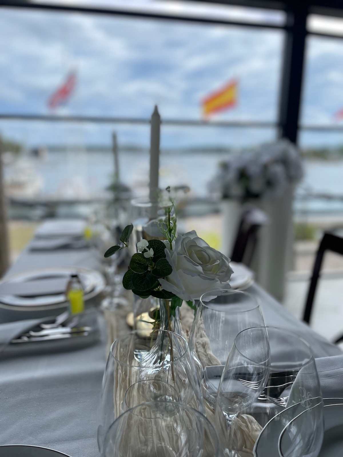 Elegantly dukat bord med vita rosor och havsutsikt
